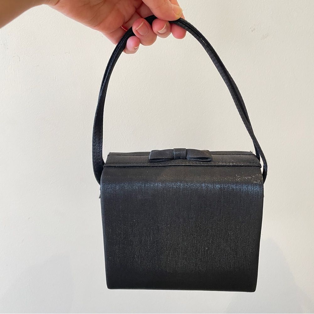 Vintage 90s / Y2K silver purse / handbag with bow detail and square shape‎